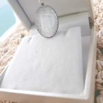 תליון חריטת בליזר לטביעת אצבע בשילוב חריטת אות עיצוב מקורי ואישי ויחודי