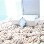 תליון טביעת אצבע בשילוב חריטת אות עיצוב מקורי ואישי