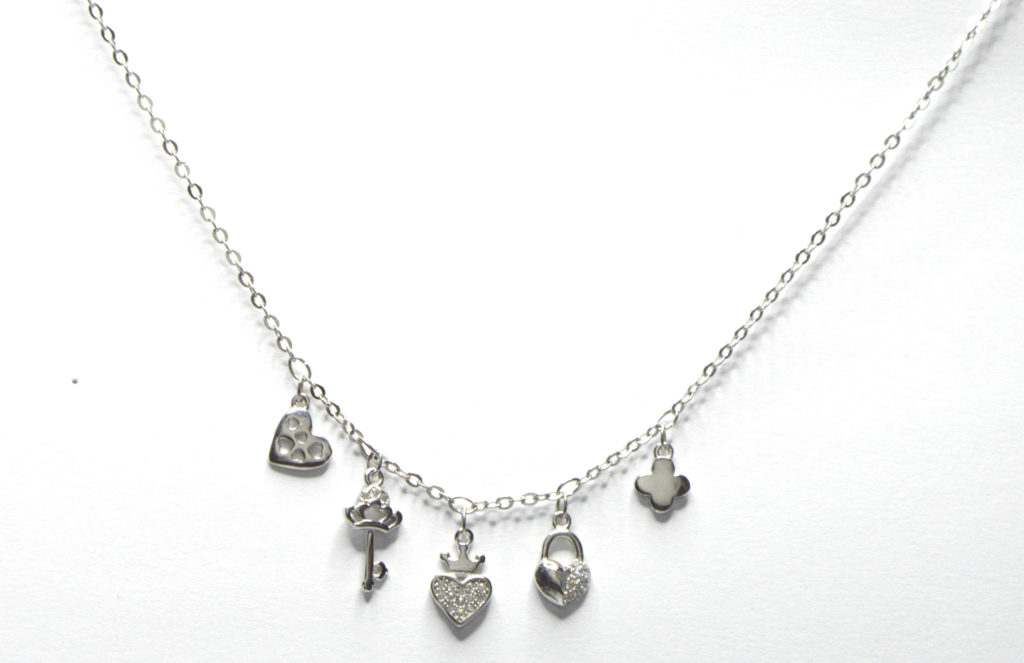 שרשרת כסף עם תליונים נופלים צארמרים נופלים