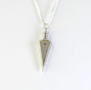 שרשרת כסף 925 עם תליון חץ שיבוץ לבן