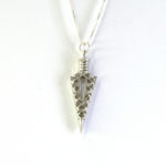 שרשרת כסף 925 עם תליון חץ שיבוץ לבן צד אחורי