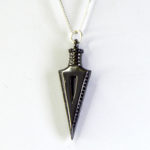שרשרת כסף 925 עם תליון חץ שיבוץ שחור