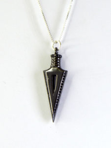 שרשרת כסף 925 עם תליון חץ שיבוץ שחור