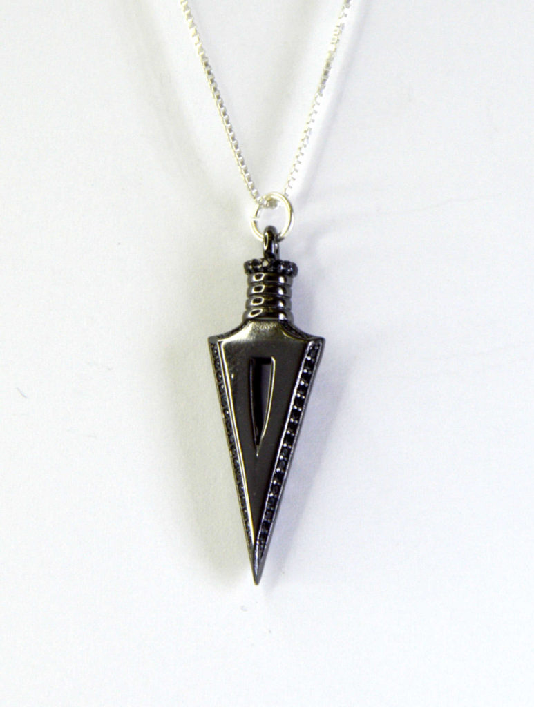 שרשרת כסף 925 עם תליון חץ שיבוץ שחור