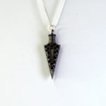 שרשרת כסף 925 עם תליון חץ שיבוץ שחור חלק אחורי