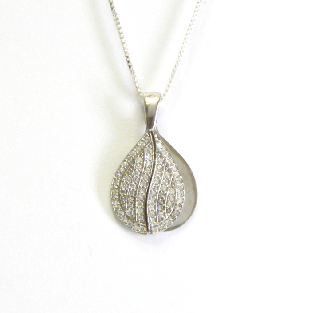 שרשרת כסף 925 עם תליון טיפה משובץ נפתח לחריטת תמונה בהתאמה אישית