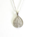 שרשרת כסף 925 עם תליון טיפה משובץ נפתח לחריטת תמונה בהתאמה אישית